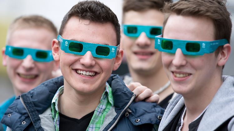 Die Cebit zieht als weltgrößte IT-Messe wohl rund 230.000 Besucher an.