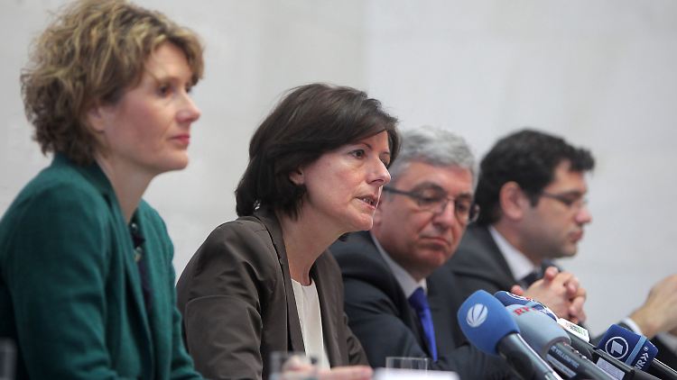 Nachdenkliche Gesichter: Die Ministerpräsidentin von Rheinland-Pfalz, Malu Dreyer (SPD, 2.v.l.), ihre Wirtschaftsministerin Eveline Lemke (Bündnis 90/Die Grünen), Innenminister Roger Lewentz (2.v.r.) und der rheinland-pfälzische Finanzstaatssekretär Salvatore Barbaro (beide SPD).