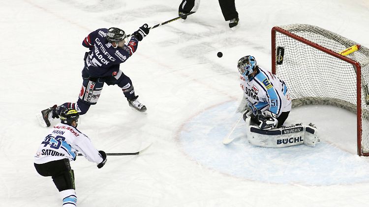 Die Eisbären gingen in Ingolstadt zwar in Führung, brachten sich durch zwei schwache Minuten aber selbst auf die Verliererstraße.