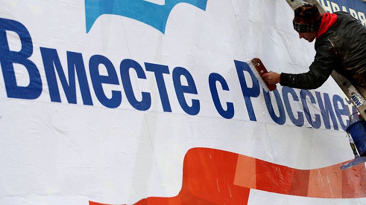 "Gemeinsam mit Russland" heißt das Motto der Stunde. Die pro-russischen Kräfte haben wohl nicht nur bei ihren Plakataktionen auf der Krim die Nase vorn.