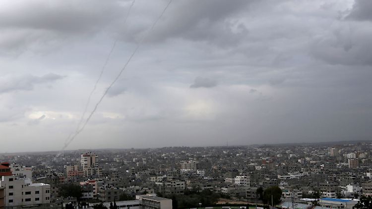In der Ferne steigt Rauch von den Raketenabwürfen über Gaza City auf.