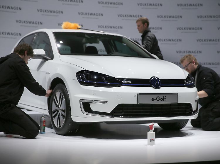Im ehemaligen Flughafen Tempelhof bringen Präsentationsexperten einen E-Golf vor der Jahrespressekonferenz auf Hochglanz: Der Staubwedel gehört nicht zur Serienausstattung.