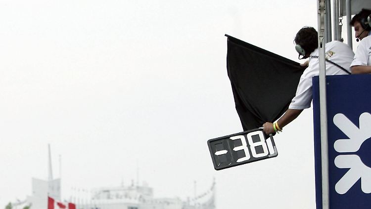 Wird ein Fahrer vom Rennen ausgeschlossen, zeigt die Rennleitung die schwarze Flagge.