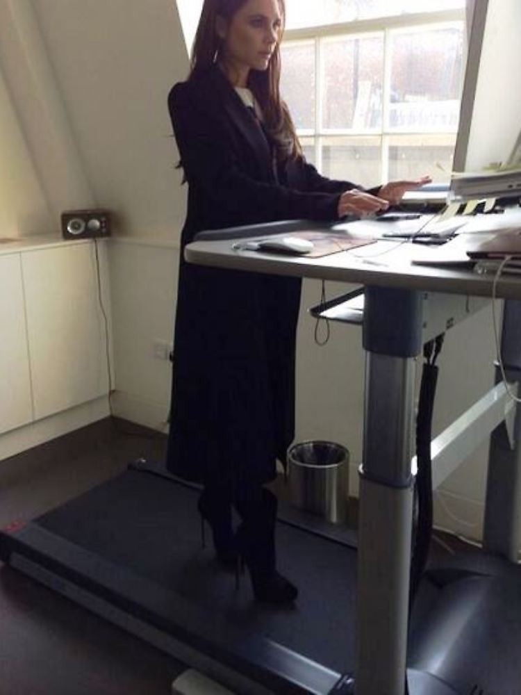 Sport am Arbeitsplatz ist für Victoria Beckham kein Problem - trotz ungeeignetem Schuhwerk.