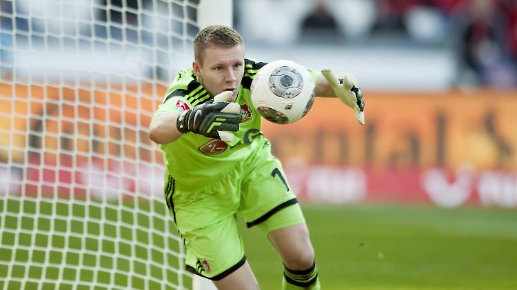 Da ist aber mal einer fokussiert: Bernd Leno saugt den Ball mit seinen Augen an.