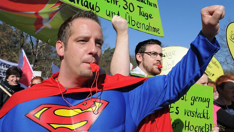 Dieser Gewerkschaftler präsentiert sich als Superheld in Potsdam.