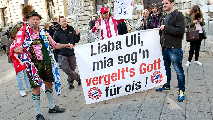 Viele Fans des FC Bayern stehen nach wie vor hinter Uli Hoeneß.