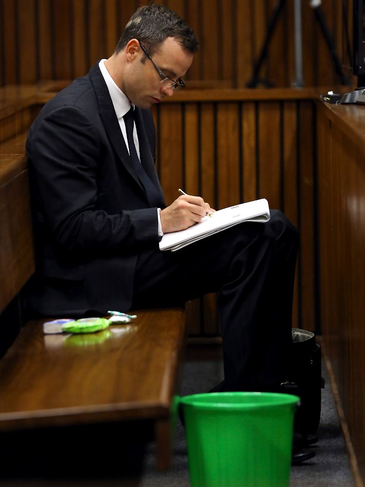Das Gericht sorgte nach den Erfahrungen von Montag vor und platzierte einen Eimer neben Oscar Pistorius.