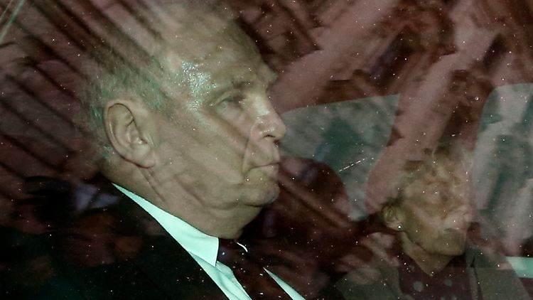 Uli Hoeneß verlässt das Gericht
