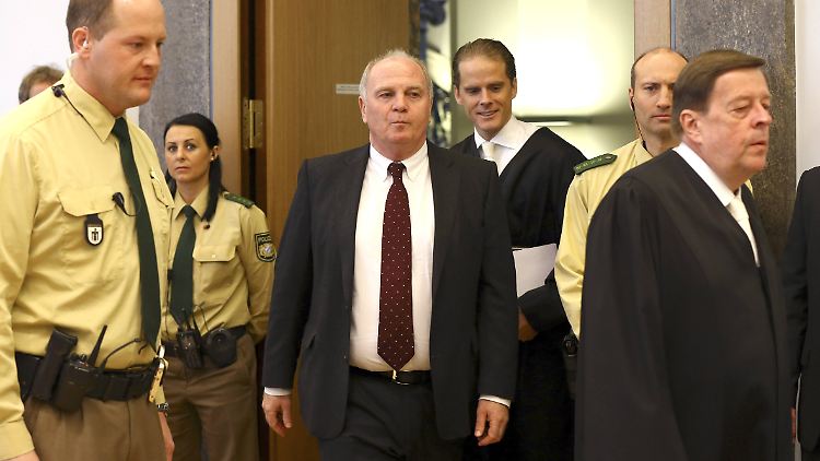 Uli Hoeneß erscheint zur Urteilsverkündung.