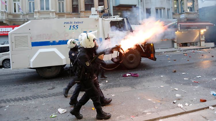 Mit brutaler Härte geht die Polizei gegen die Demonstranten vor.