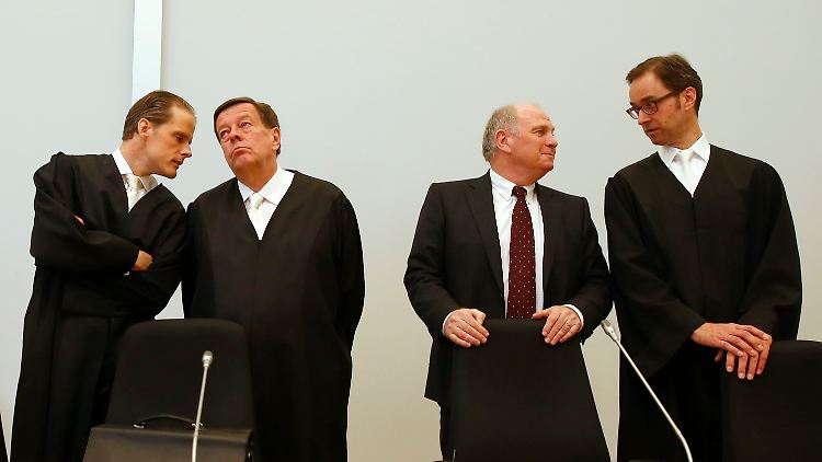 Wollen in Revision gehen: Uli Hoeneß und seine Verteidiger.