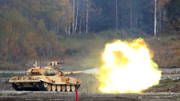 Ein russischer T-90S während einer Übung - den modernen russischen Panzern dieser Baureihe wären ihre ukrainischen Pendants in einem bewaffneten Konflikt hoffnungslos unterlegen.