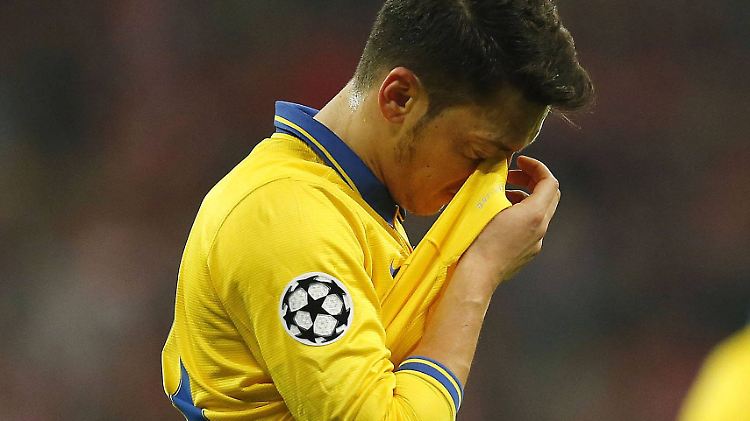 Mesut Özil ahnt schon während des Spiels, dass die Verletzung ernster sein könnte.