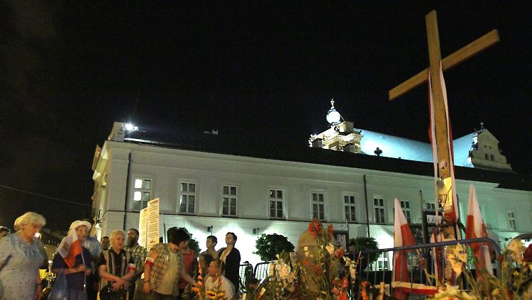 Die Kaczynski-Getreuen lassen niemanden ans Kreuz.