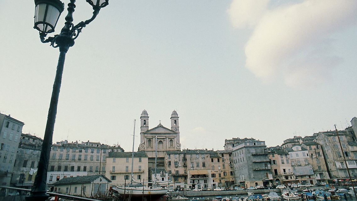 Hafen und Altstadt von Bastia auf Korsika: Auf der französischen Ferieninsel ...