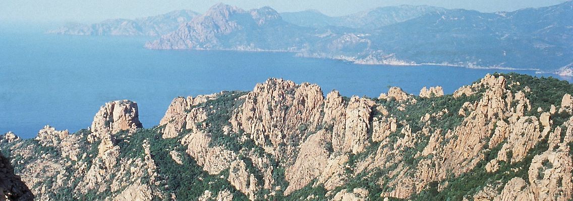 Insgesamt 14 deutsche Polizisten wurden in diesem Jahr in Urlaubszentren im Ausland entsandt. (Calanques de Piana auf Korsika)