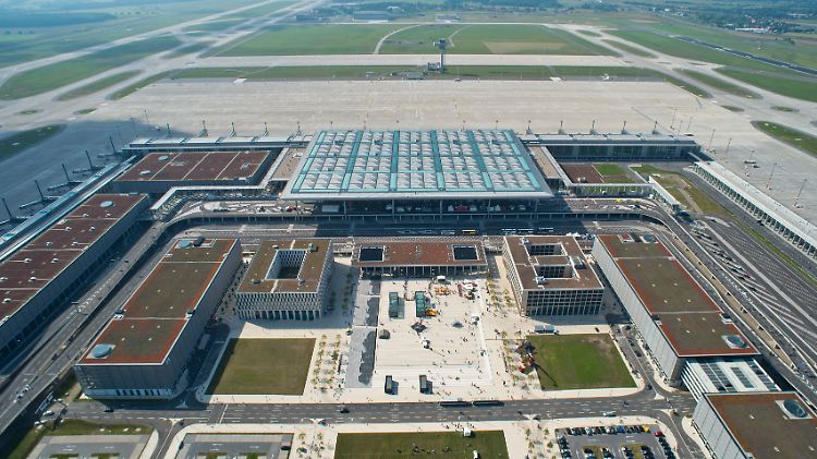 Blick auf den neuen Flughafen Berlin Brandenburg "Willy Brandt" (BER). 