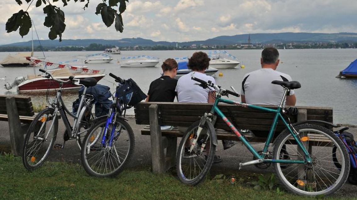 Baden-Württemberg will zum Fahrradland werden. Die Chancen stehen gut. (Fahrradtouristen am Hafen von Iznang am Bodensee)