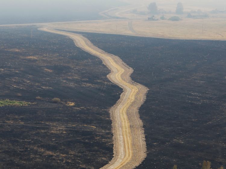 Verbrannte Erde kennzeichnet das weite Land.