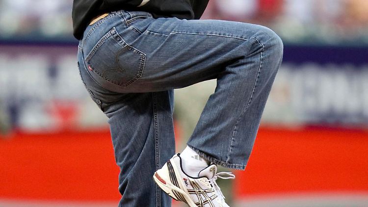 Besonders vorteilhaft war diese Jeans, die Obama 2009 bei einem Baseballspiel trug, nicht. Noch heute wird er dafür verspottet.