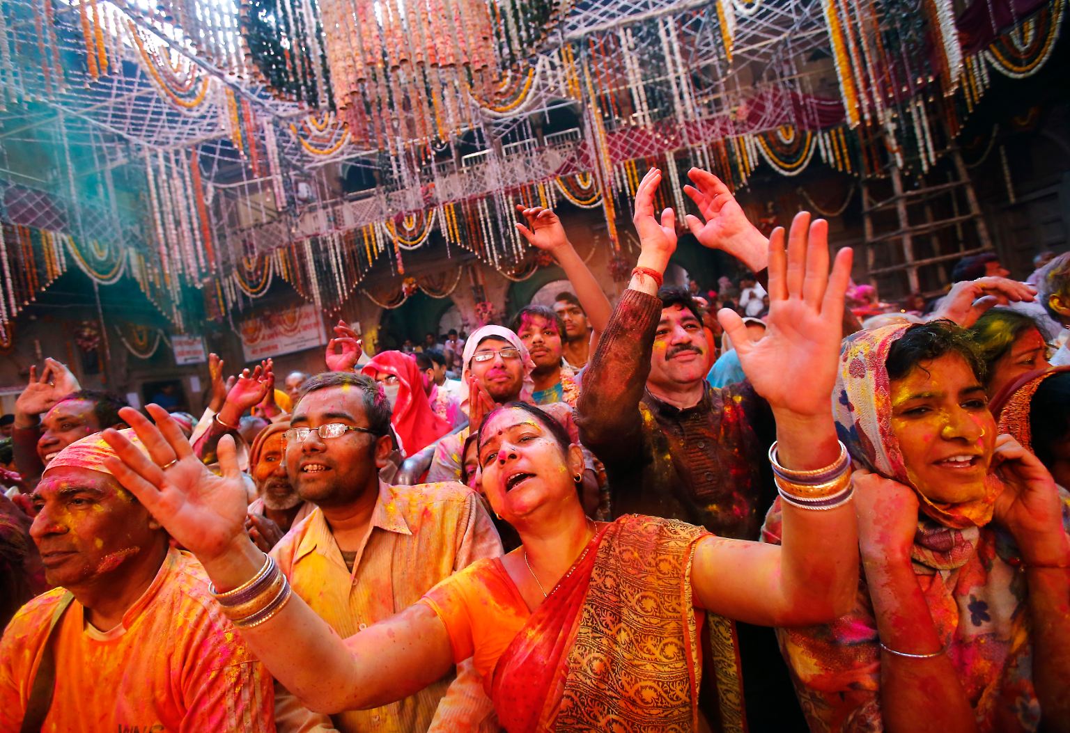 Dicht gedrängt stehen Hunderte Menschen im Radha-Raman-Temel in Vrindavan im Norden Indiens. "Krishna, warte, lass mich ein paar Farben auf dich werfen", ...