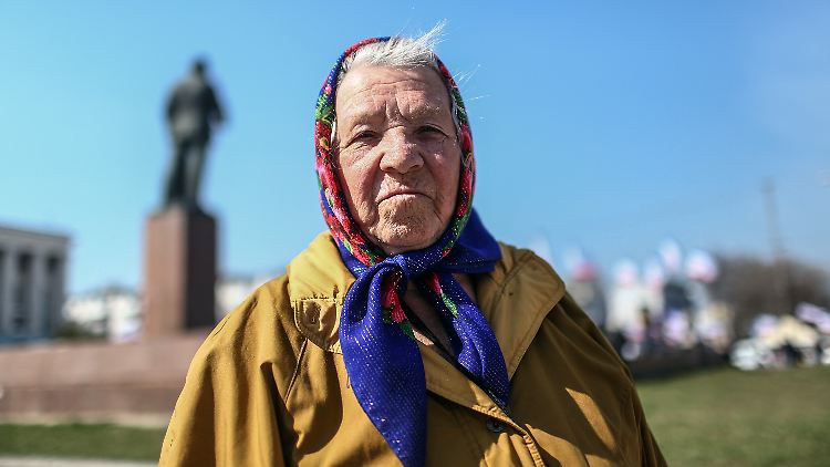 Valentina steht am Lenin-Denkmal in Simferopol, Ukraine: "Hauptsache es gibt keinen Krieg".