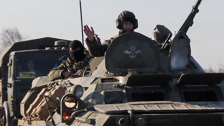 Konvoi ukrainischer Soldaten auf der Krim: Gehört die Halbinsel nach dem Referendum nun zu Russland? Der Westen sagt "Nein".