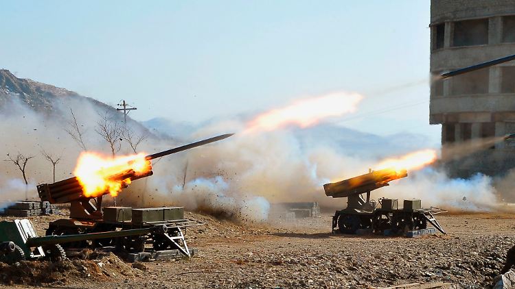 Welche Art von Raketen Nordkorea diesmal testete, ist unklar - im Bild zu sehen sind Mehrfach-Raketensysteme bei einem früheren Manöver der Volksarmee.