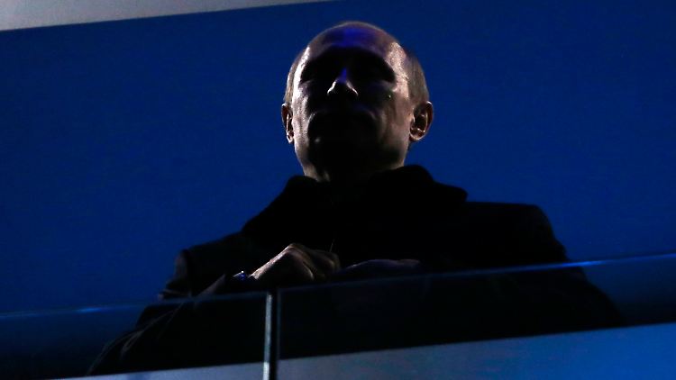 Der Mann im Schatten: Nicht einmal die Schlussfeier der Paralympics konnte Putin verstreichen lassen, ohne ein politisches Statement zu setzen.