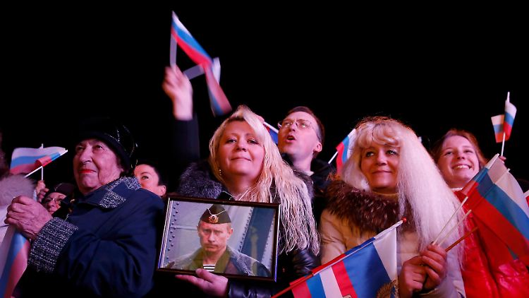 Putinfans auf dem Leninplatz in Simferopol.