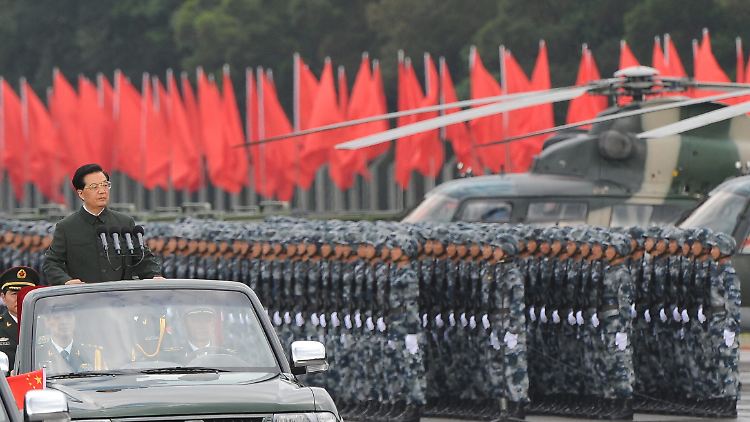 Chinas ehemaliger Präsident Hu Jintao bei einer Militärparade in Hong Kong. 