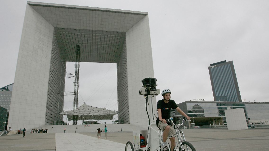 Die Grande Arche (deutsch: der große Bogen) im Pariser Vorort La Défense ...