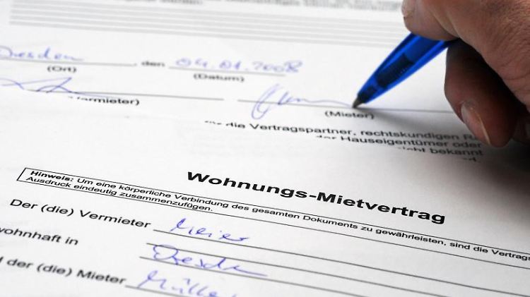Der Käufer eines Mietshauses kann nicht verlangen, dass Mieter einen neuen Mietvertrag abschließen.