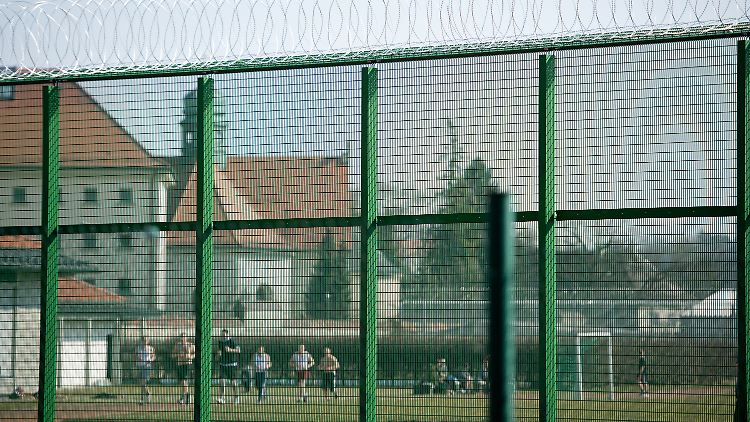 Insassen der Justizvollzugsanstalt Landsberg am Lech spielen auf dem Gelände der JVA Fußball.