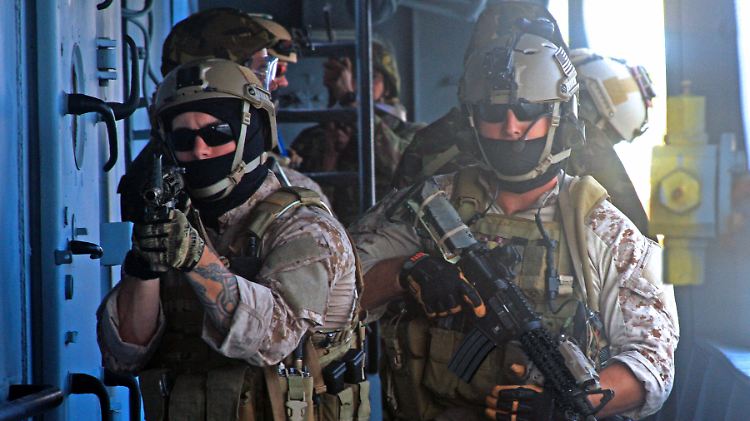 Erschwerte Einsatzbedingungen: Die Erstürmung eines Schiffes zählt zu den heikelsten und gefährlichsten Aufgaben der Kommandosoldaten (im Bild: Navy Seals bei einer Übung).