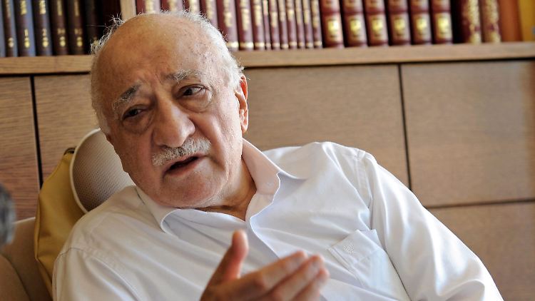 Mit seiner Hizmet-Bewegung gehörte Gülen ursprünglich zu den größten Unterstützern Erdogans - vor allem der Kampf gegen den Einfluss des Militärs einte sie dabei.
