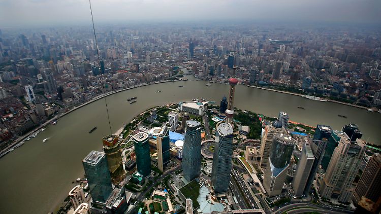 Der Blick über Shanghai zeigt die immensen Ausmaße der Stadt.