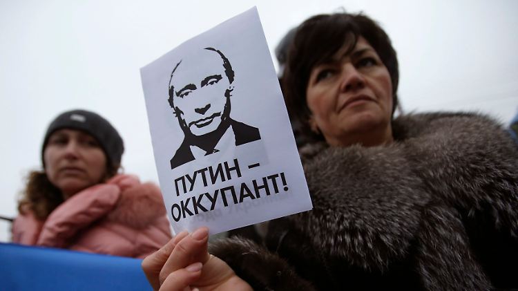 Klare Botschaft: Diese Frau in Simferopol hält Putin für einen "Besatzer".