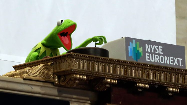 Die alten Hasen an der Börse haben auf diesem Balkon schon ganz andere Figuren gesehen: Zum Wochenstart läutet "Kermit, der Frosch" an der Nyse die Eröffnungsglocke.