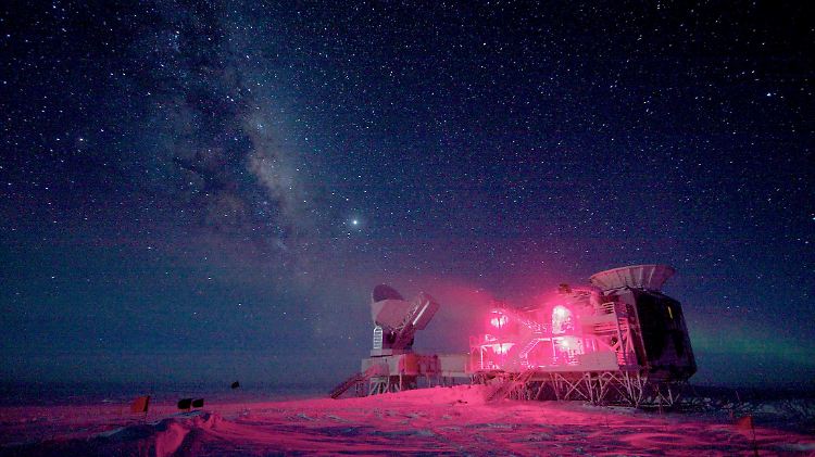 Das Teleskop "Bicep2" am Südpol ist auf eine Region außerhalb unseres Sonnensystems gerichtet.