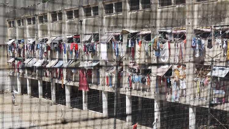 Diese Häftlinge in einem Gefängnis in Brasilien können ihre Wäsche vor den Fenstern aufhängen. In einem Gefängnis in Portugal wird gar nicht erst gewaschen.
