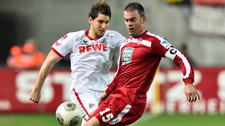  Marc Torrejón (r.) im Duell mit Kölns Patrick Helmes.