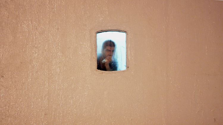 Ein Mann aus dem Libanon in einem Schiff im Hafen von Larnaka. Seit Jahren dient Zypern Menschen aus den Krisengebieten des Nahen Osten als erster Anlaufpunkt auf ihrer Flucht.