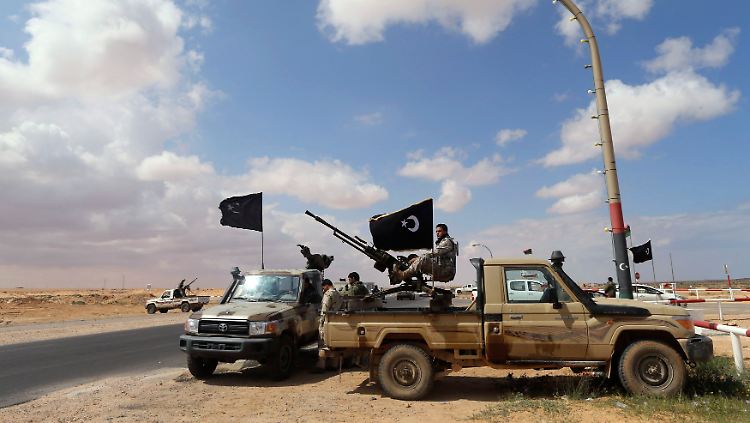 Rebellen am Hafen Es Sider bei Ras Lanuf: Der Streit um die Verteilung der libyschen Öleinnahmen droht ein wichtiges Förderland komplett zu blockieren.