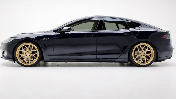 Alleine die goldenen Räder des getunten Tesla S kosten 7500 Dollar.