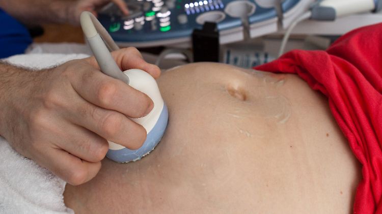 Bei der Überwachung der Herztöne des ungeborenen Kindes mittels eines Cardiotokogramms (CTG).