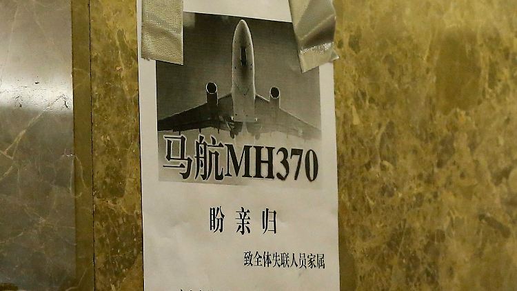In China machen sich die Menschen mit Plakaten und hoffnungsvollen Gedichten Mut, dass es doch Überlebende geben könnte.