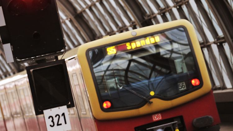 Alles wieder im grünen Bereich? Berliner S-Bahn schreibt schwarze Zahlen, aber das Image der Deutsche-Bahn-Tochter bleibt nach der jahrelangen Pannenserie angekratzt.