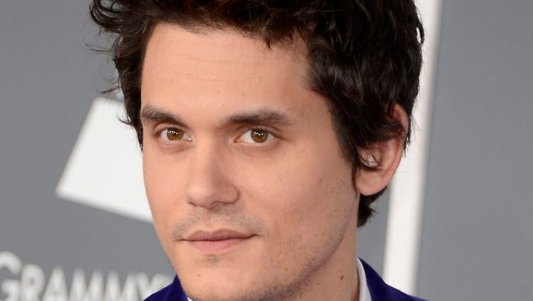 Der US-Sänger John Mayer kann sich vor schönen Frauen kaum retten.